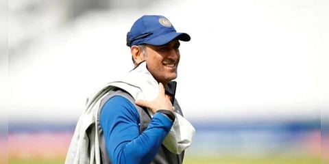 பகலிரவு டெஸ்ட்: வர்ணனையாளராக செயல்படமாட்டார் தோனி !