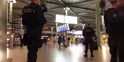 விமானத்தைச் சுற்றி வளைத்த போலீசார், அதகளமானது ஆம்ஸ்டர்டாம் ஏர்போர்ட்!