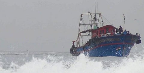 படகு பழுதால் தவிக்கும் மீனவர்கள் : மீட்கும் முயற்சியில் கடலோரக் காவல்படை