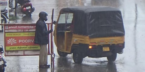 கொட்டும் மழையிலும் பொறுப்புடன் போக்குவரத்துப் பணி : காவலருக்கு குவியும் பாராட்டுகள்