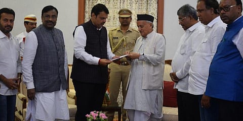 முதலமைச்சர் பதவியை ராஜினாமா செய்தார் தேவேந்திர ஃபட்னாவிஸ்