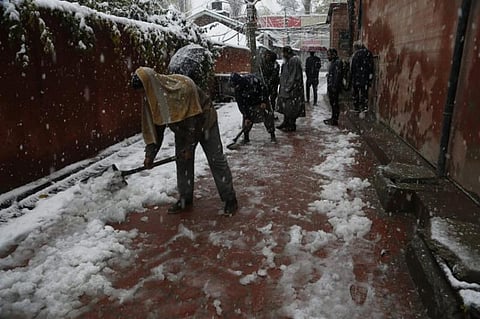 சாலைகளில் கொட்டிக் கிடக்கும் பனிக்கட்டிகள்..! மக்கள் கடும் அவதி..!