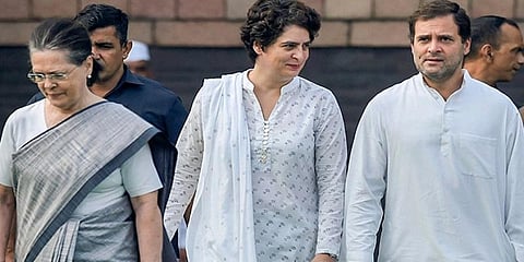 சோனியா, ராகுலுக்கான சிறப்பு படை பாதுகாப்பு வாபஸ் - காங்கிரசார் ஆர்ப்பாட்டம்