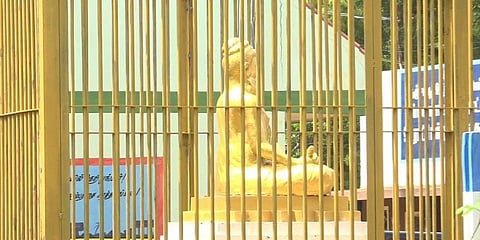 கம்பி வேலி கூண்டில் திருவள்ளுவர் சிலை..!