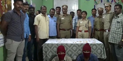 தொடர் திருட்டில் ஈடுபட்டு வந்த தந்தை, மகன் கைது : 82 பவுன் நகை பறிமுதல்