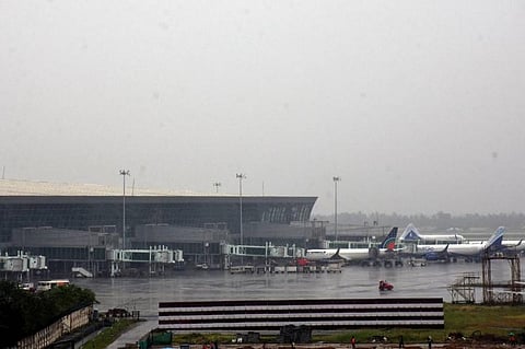 நெருங்கும் புல்புல் புயல் ! கொல்கத்தா விமான நிலையம் மூடல்..!