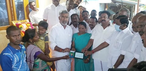 குழந்தை சுஜித் குடும்பத்திற்கு ரூ.10 லட்சம் வழங்கிய அதிமுக..!