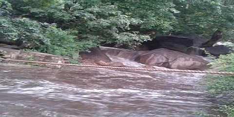 சதுரகிரியில் வெள்ளப்பெருக்கு - 200-க்கும் மேற்பட்டோர் தவிப்பு