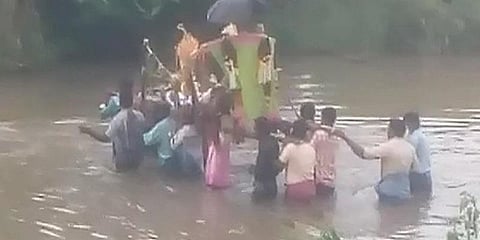 20 ஆண்டுகளாக மயானப் பாதை இல்லை - தண்ணீரில் சடலத்தை சுமந்து செல்லும் மக்கள்..!