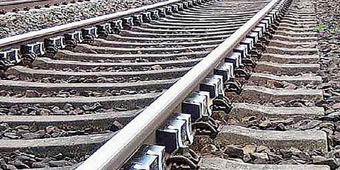 தண்டவாளத்தில் கல் வைத்த பள்ளி மாணவர்கள் கைது..!