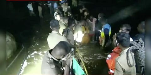 சதுரகிரியில் தவித்த பக்தர்கள்: 5 மணி நேர போராட்டத்திற்கு பின் மீட்பு