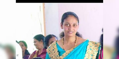 காதலனுடன் சேர்ந்து கணவனை புதைத்த மனைவி விஷம் அருந்திய நிலையில் மீட்பு!