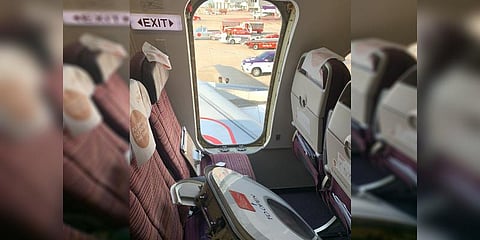 விமானத்தின் அவசரகால கதவை அவசரமாகத் திறந்த போதை இளைஞர்: அதிர்ச்சியில் பயணிகள்