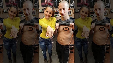 நெஞ்சில் பச்சைக் குத்தி காதலைச் சொன்ன காதலன்: என்ன சொன்னார் காதலி?