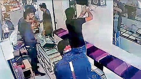 சிசிடிவி ரெக்காடரா? செட் டாப் பாக்ஸா? - குழப்பத்தில் மாட்டிக் கொண்ட திருடர்கள்