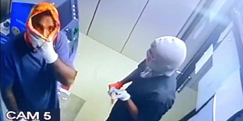 கடப்பாரையால் ஏடிஎம்-ஐ உடைக்க முயற்சி : அபாய ஒலியால் ஓட்டம் பிடித்த கொள்ளையர்கள்