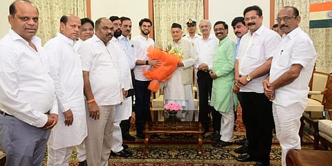 ஆளுநருடன் சிவசேனா தலைவர்கள் சந்திப்பு - ஆட்சியமைக்க உரிமை கோரினர்