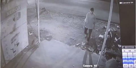 கடை முன் இருந்த டேபிள், நாற்காலி திருட்டு - காட்டிக்கொடுத்த சிசிடிவி