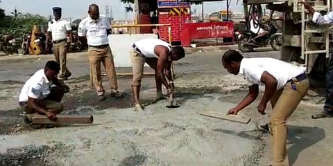 குண்டும், குழியுமாய் இருந்த சாலை : களத்தில் இறங்கிய போக்குவரத்து காவலர்கள்