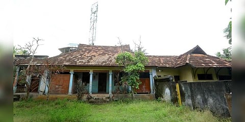 கேரளாவில் நிஜத்தில் ஒரு ‘சந்திரமுகி பங்களா’ - செல்பி எடுக்க படையெடுக்கும் மக்கள்