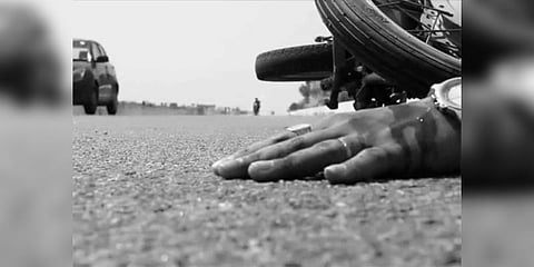 சாலையில் சரிந்துவிழுந்த கட்சிக்கொடி - விபத்தில் சிக்கிய இளம்பெண்