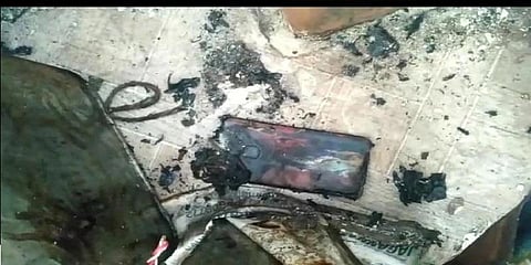 தலைக்கு அருகில் செல்போனுக்கு சார்ஜ்: வெடித்துச் சிதறியதில் உயிரிழந்த இளைஞர்!