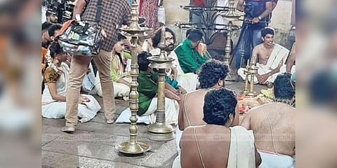 ஆலப்புழா கோயிலில் நடிகர் விக்ரமுடன் செல்பி எடுக்க போட்டி போட்ட ரசிகர்கள்