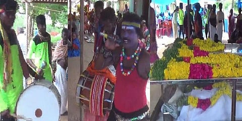 பறையாட்டம், கரகாட்டம் என திருவிழாவாக கொண்டாடப்பட்ட தம்பதியின் இறுதிச்சடங்கு!