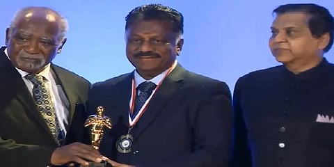 'ரைசிங் ஸ்டார் விருது' பெற்றார் துணை முதலமைச்சர் ஓபிஎஸ்