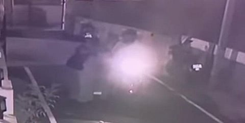 முகவரி கேட்பதுபோல் மூதாட்டியிடம் செயின் பறித்துச் சென்ற மர்ம நபர் (வீடியோ)