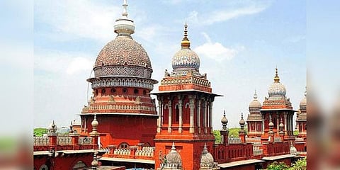 ‘மனுவாக தாக்கல் செய்தால் அதிமுக கொடிக் கம்பம் விழுந்தது குறித்து விசாரணை’ - நீதிபதிகள்