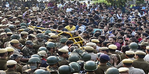மாணவர்கள் தொடர் போராட்டம் - கட்டண உயர்வை வாபஸ் பெற்றது ஜேஎன்யூ