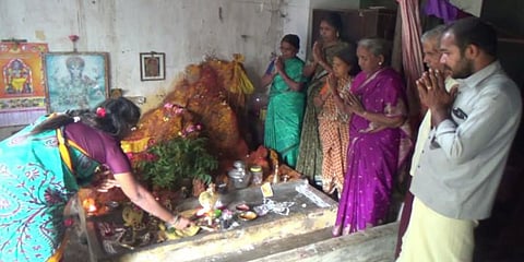 பாம்புக்காக பூர்வீக வீட்டைக் கொடுத்த குடும்பம் - கோயிலாக கும்பிடும் மக்கள்..!