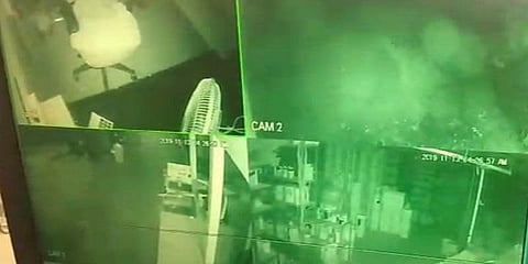 பெயிண்ட் கடையில் திருட்டு - சிசிடிவியில் சிக்காமல் இருக்க கொள்ளையன் செய்த காரியம்