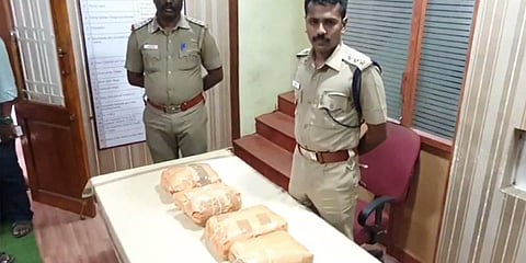 மாணவர்களை குறிவைத்து கஞ்சா விற்பனை : 4 பேர் கைது