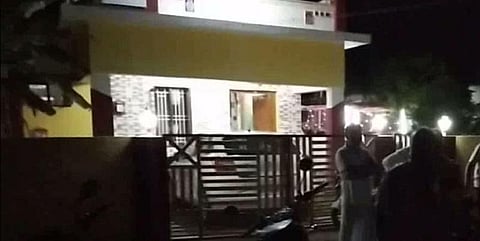 வீட்டின் பூட்டை உடைத்து 40 சவரன் நகை கொள்ளை