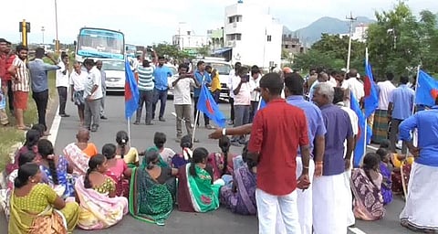 ‘தண்ணீர் எடுக்க மறுப்பு’ - பொதுக் கிணறை மீட்டுத் தரக்கோரி போராட்டம்