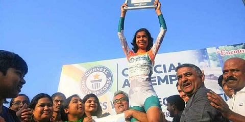 கண்களைக் கட்டி கொண்டு அதிவேக ஸ்கேட்டிங் - சிறுமி கின்னஸ் சாதனை