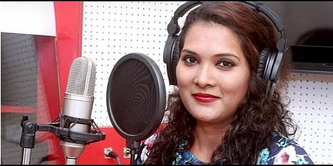 லாரி மீது கார் மோதல்: பிரபல பாடகி உயிரிழப்பு