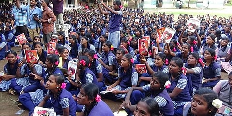 பிகில் வெற்றி கொண்டாட்டம் - பள்ளி மாணவிகளுக்கு உதவிய விஜய் ரசிகர்கள்