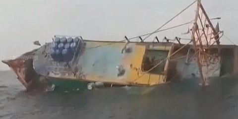 மீனவர்கள் கண்முன்னே கடலில் மூழ்கிய ரூ.70 லட்சம் மதிப்புள்ள படகு - சக மீனவர்களால் தப்பித்த 8 மீனவர்கள்