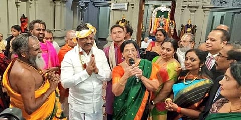 அமெரிக்காவின் மீனாட்சி அம்மன் கோயிலில் ஓபிஎஸ் தரிசனம்