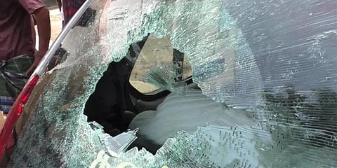 வீட்டின் முன்பு நிறுத்தப்பட்ட 20-க்கும் மேற்பட்ட கார் கண்ணாடிகள் உடைப்பு: 2 பேர் கைது