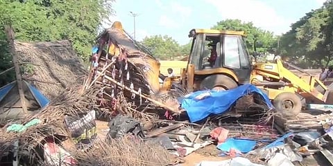 குடிசைகளை அகற்றிய அதிகாரிகள் - நடுத்தெருவில் நின்ற நரிக்குறவர்கள்