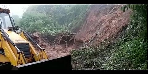 குன்னூரில் கனமழை... நிலச்சரிவில் சிக்கிய வாகனங்கள்..!