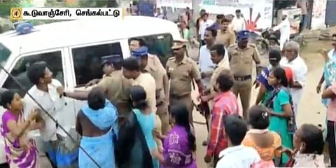 கொள்ளையர்களை பிடித்த மக்கள் மீது போலீஸ் தடியடி