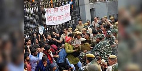 “போராட்டத்தை கைவிட்டு வகுப்புகளுக்கு திரும்புங்கள்”-டெல்லி ஜேஎன்யூ துணைவேந்தர்..!