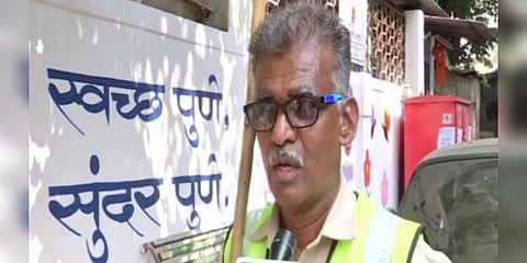 சினிமா பாடல்களை பாடி குப்பைகளை அகற்றும் துப்புரவுத் தொழிலாளி 