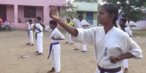 கராத்தே போட்டியில் சாதித்த தமிழக மாணவர்கள் - வெளிநாடு செல்ல நிதியில்லா நிலை..!