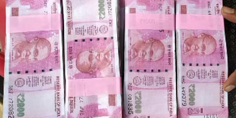 லாரியில் கட்டு கட்டாக சிக்கிய கள்ளநோட்டுகள் - மதுரை ரயில்நிலையத்தில் பரபரப்பு!